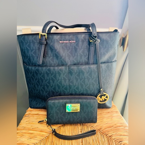 Michael Kors Bedford Signature Lg. Navy Blue Tote (EUC) & Matching Wallet (New) - Picture 1 of 17